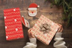 Naughty and Nice Kraft Reversible Gift Wrap (Travieso y Agradable en Kraft Papel de Regalo Reversible) — view details