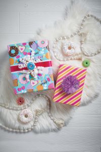 Treat Yourself Reversible Jumbo Roll Wrap  (El rollo de papel para regalo gigante reversible de “Dése Lujo”) — view details